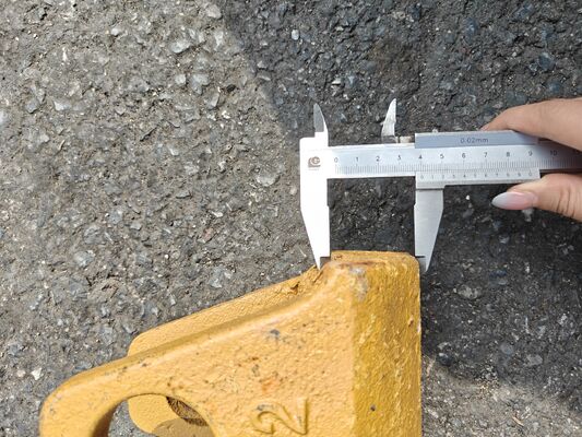 Универсальные зубные защитные устройства и защитные устройства для краев ведра для всех моделей экскаваторов, доступны в 4.0, 5.0, 6.0 спецификации. Противоносные к износу блоки защиты краев ведра, поставляемые непосредственно производителем