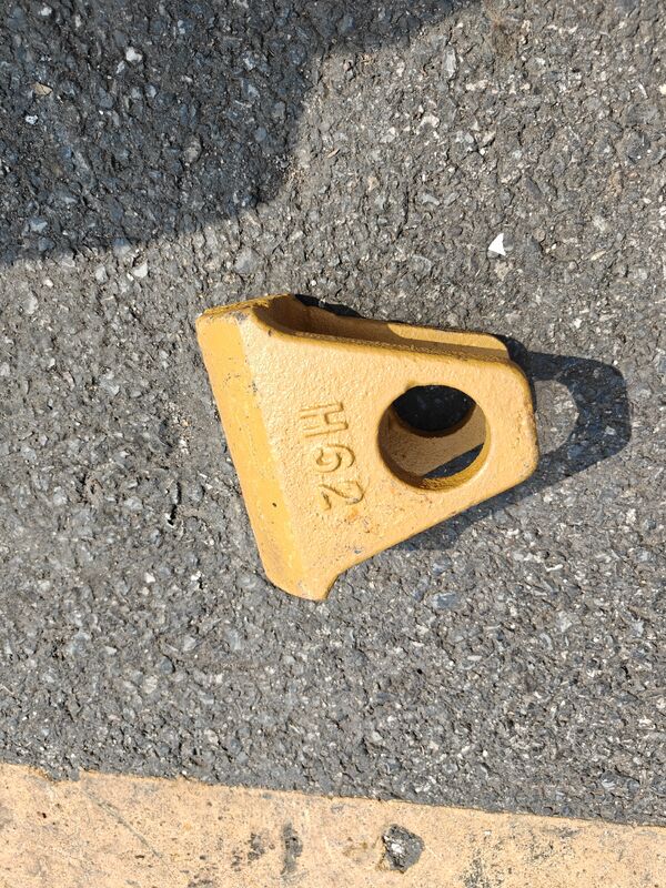 Универсальные зубные защитные устройства и защитные устройства для краев ведра для всех моделей экскаваторов, доступны в 4.0, 5.0, 6.0 спецификации. Противоносные к износу блоки защиты краев ведра, поставляемые непосредственно производителем